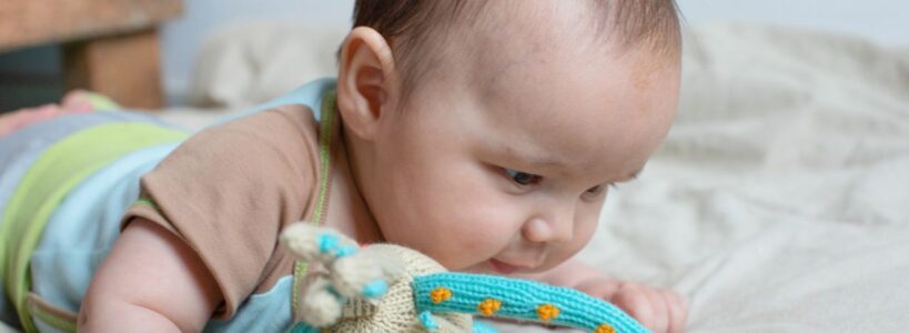 Neurodermitis Baby Gesicht – empfindliche Babyhaut braucht besonders sanfte Materialien