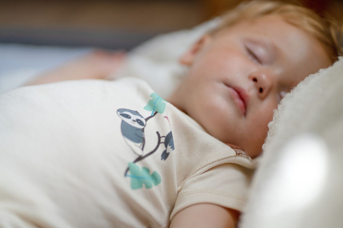 Baby schläft ruhig in besonders weicher Neurodermitis Kleidung aus Pima Baumwolle