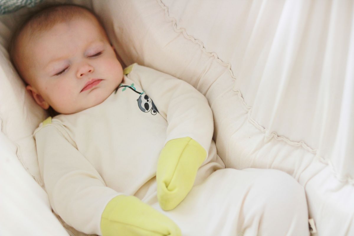 Baby schläft ruhig mit hautfreundlicher Kleidung bei Neurodermitis