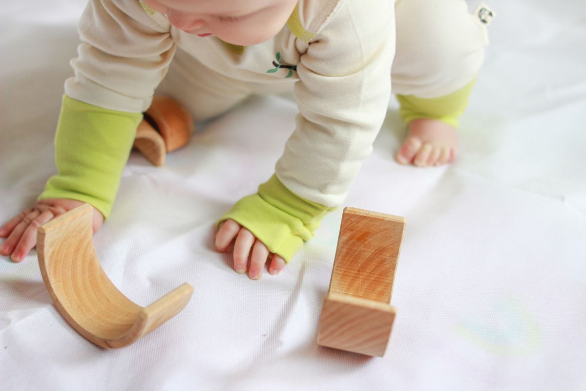 Baby mit Neurodermitis Kleidung aus Pima Baumwolle mit weichen Kratzschutz Bündchen