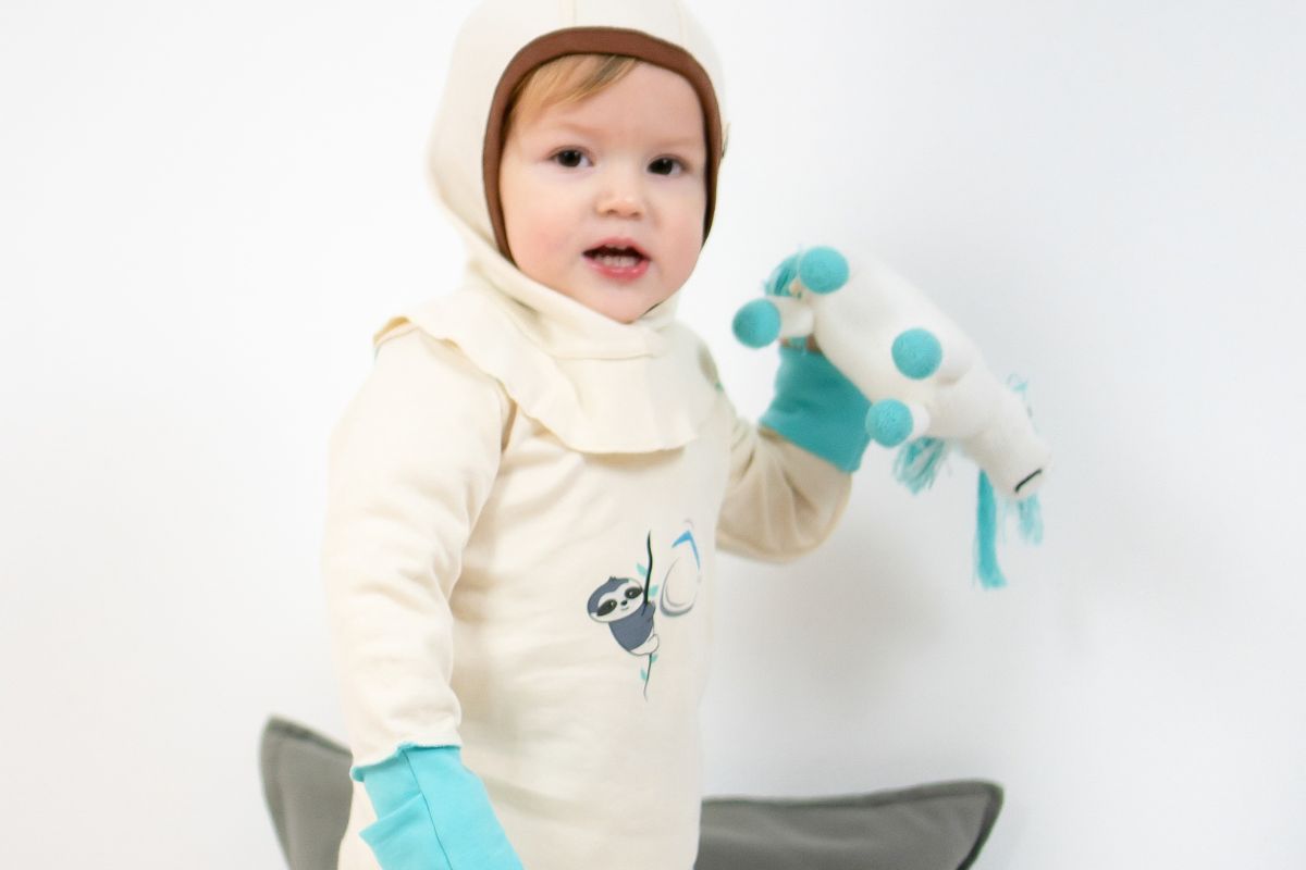 Baby mit Schlupfmütze aus Pima Baumwolle bei Neurodermitis