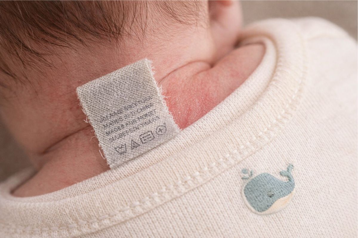Kratzendes Etikett an Babykleidung kann trockene Babyhaut und Ekzeme zusätzlich reizen