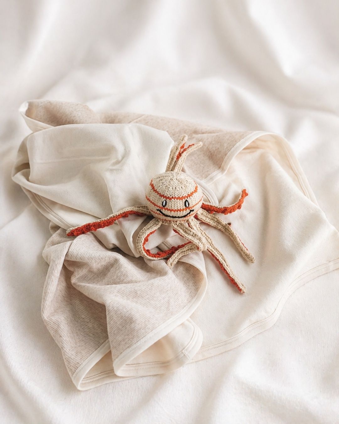 Babydecke aus Bio-Baumwolle mit handgestricktem FüllMich Oktopus Kuscheltier