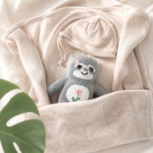 Baby Erstausstattung mit weicher Babydecke, Erstlingsmütze und Kuscheltier – ideal zum Känguruhen und für die ersten Tage mit Baby.