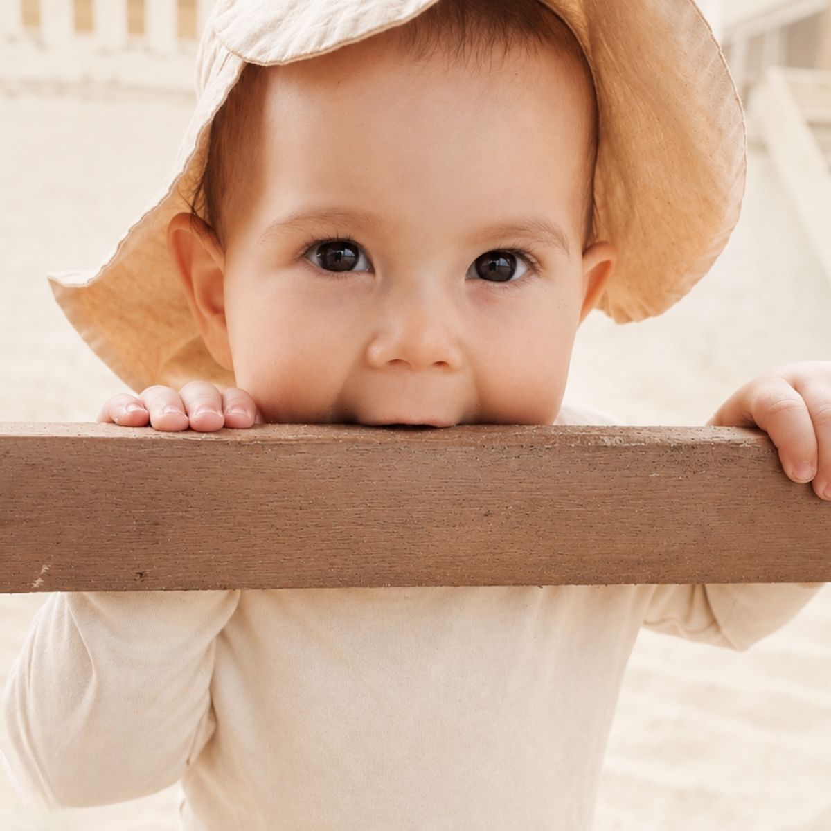 Baby mit empfindlicher Haut im Sommer mit leichter atmungsaktiver Kleidung
