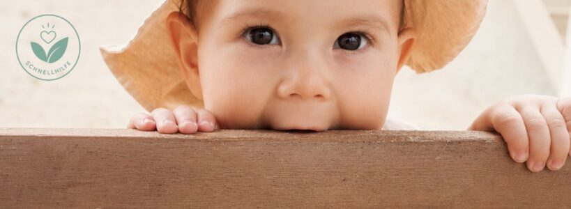 Baby mit empfindlicher Haut im Sommer bei Neurodermitis und starkem Kratzen