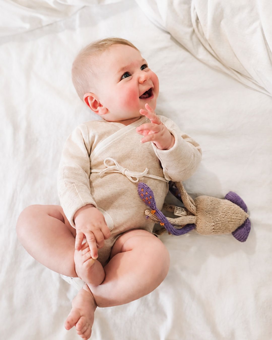 Baby trägt leichten Wickelbody aus Pima Baumwolle – ideal für warme Sommernächte