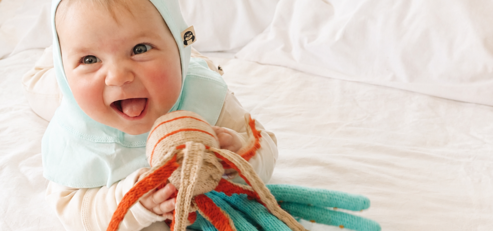 Baby mit Kuscheltier in sanften Produkten für empfindliche Kinderhaut