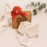 Geschenk für Frühchen mit Krabbe und Bio Babybody