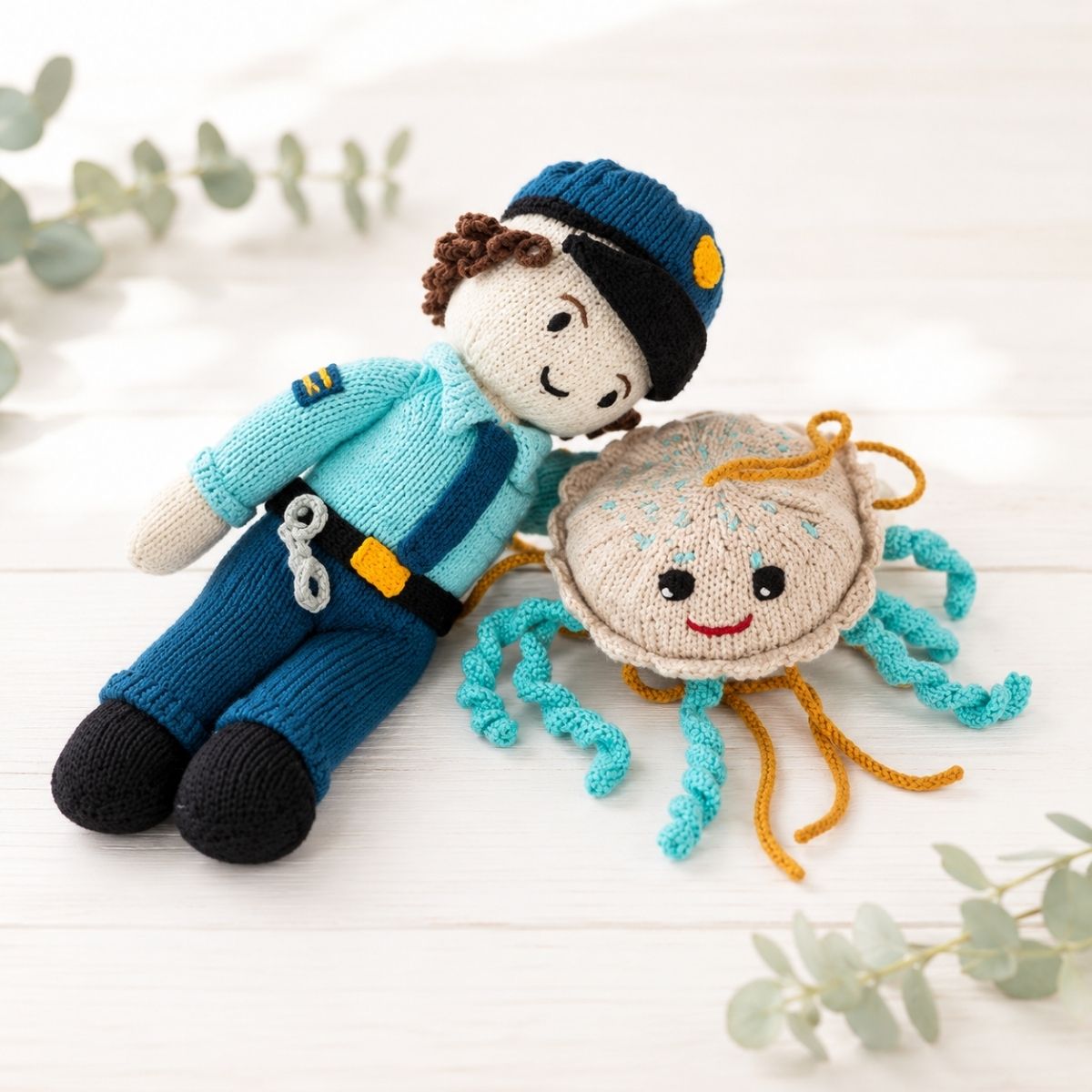 Geschwister Kuscheltiere Polizist und Qualle aus Bio-Baumwolle als Geschenkidee für großes Geschwisterkind und Baby
