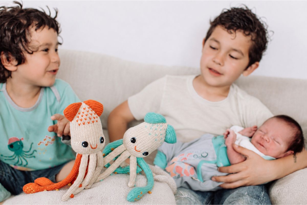 Geschwister Kuscheltiere für Baby und Geschwisterkind als liebevolles Ritual zur Förderung der Geschwisterbindung