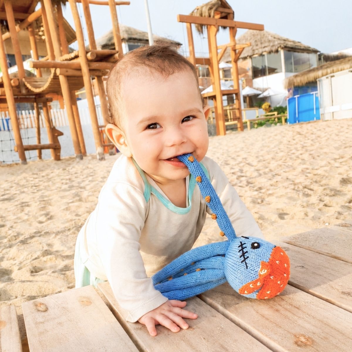 Kind mit Neurodermitis im Sommerurlaub am Meer