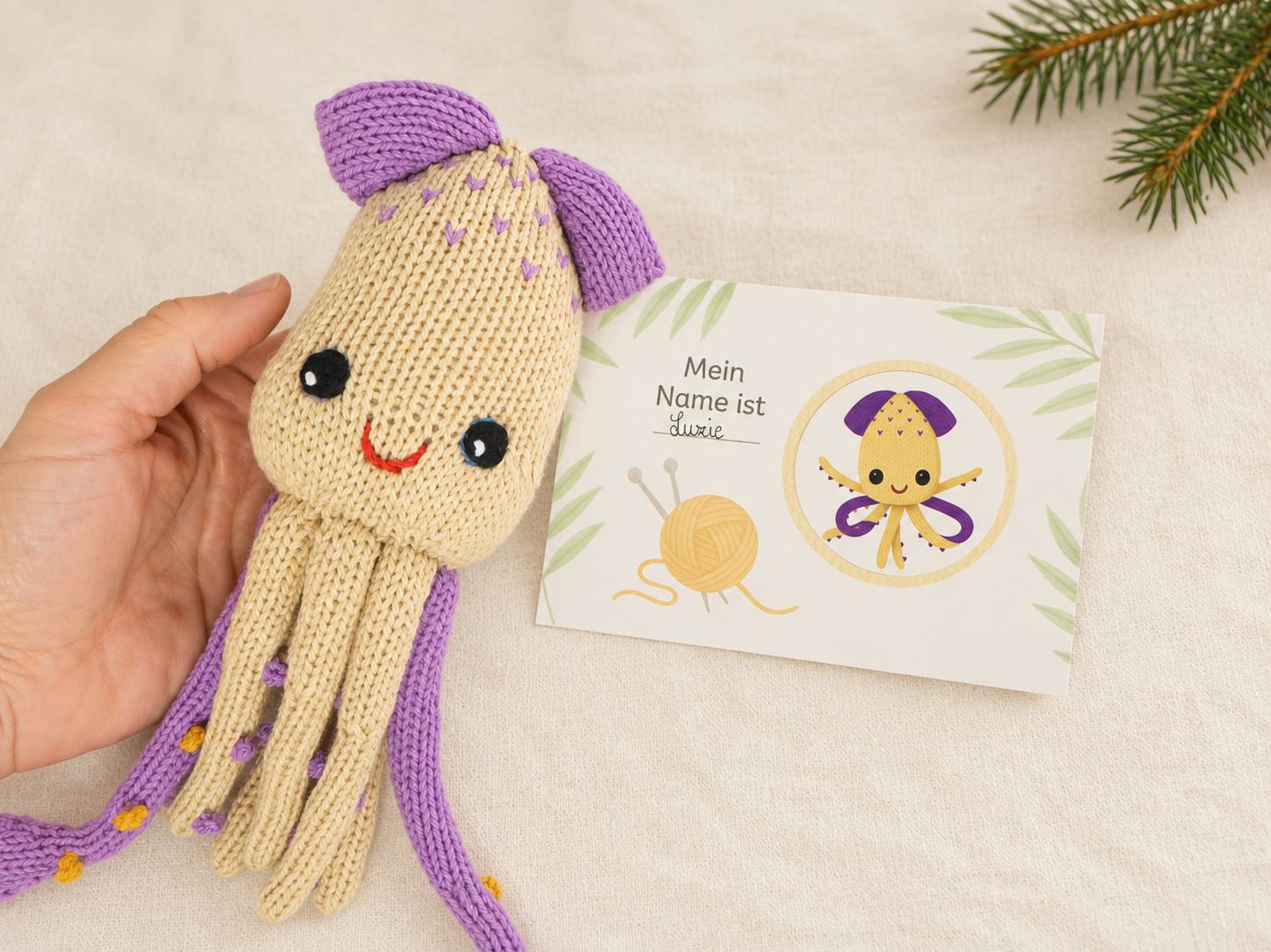 Handgestricktes Meerestier Luzie mit seiner illustrierten Namenskarte