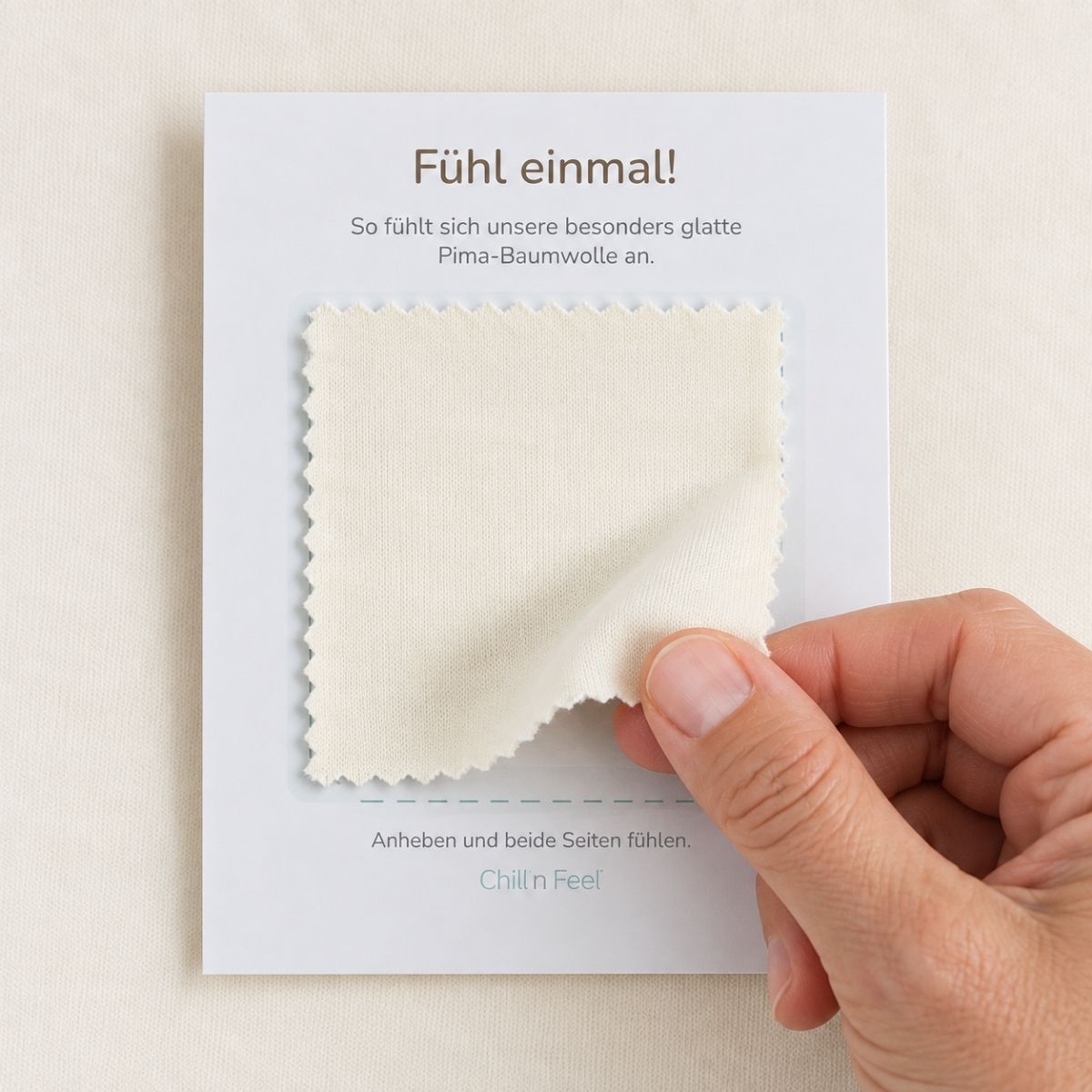 Kind fühlt die Bio-Pima-Baumwolle Stoffprobe